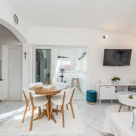 Vikendica Modern In With Terrace *